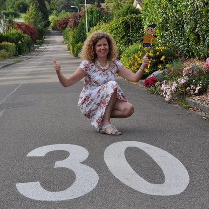 Einführung Tempo 30 - Marion Fischer mit Tempo 30 Markierung auf Strasse